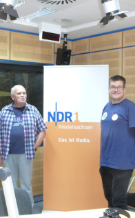 Norbert und Dirk am NDR1-Logo